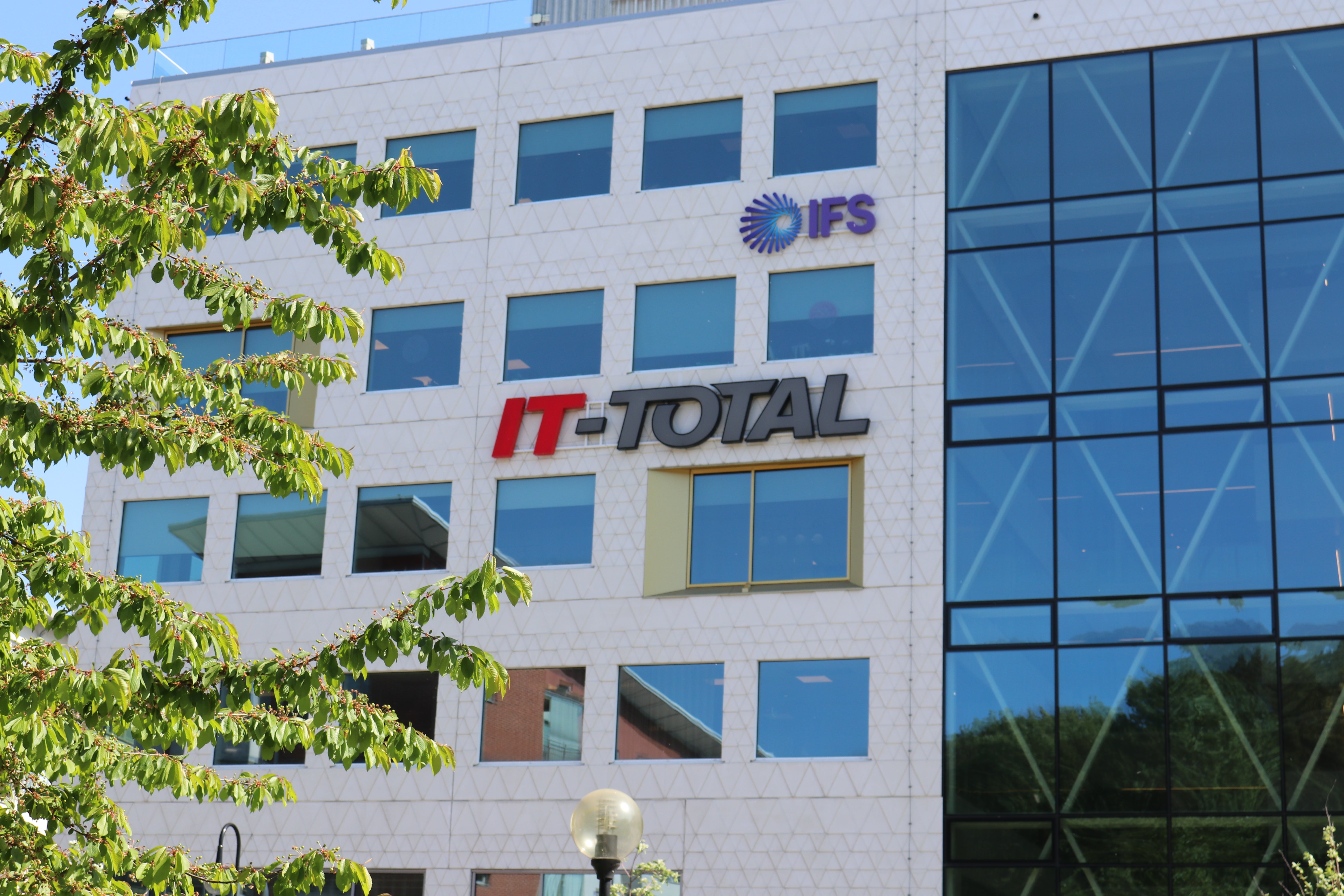 IT-Total logga på kontorsbyggnad