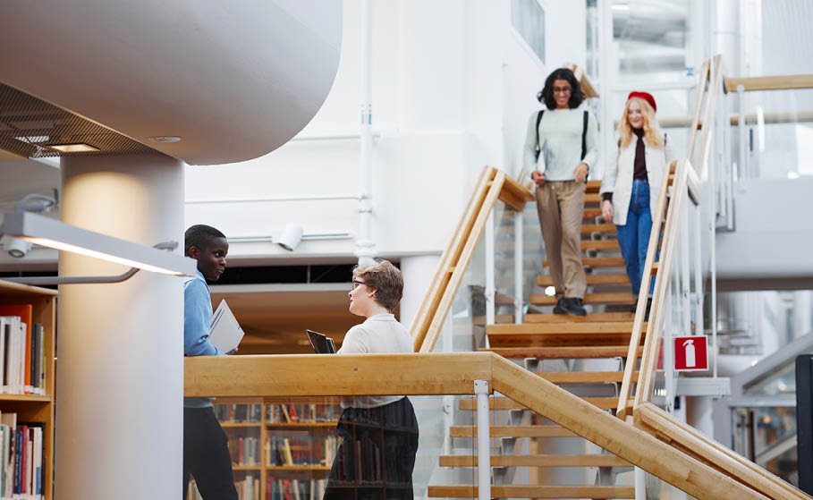 Personer i trappa i bibliotek