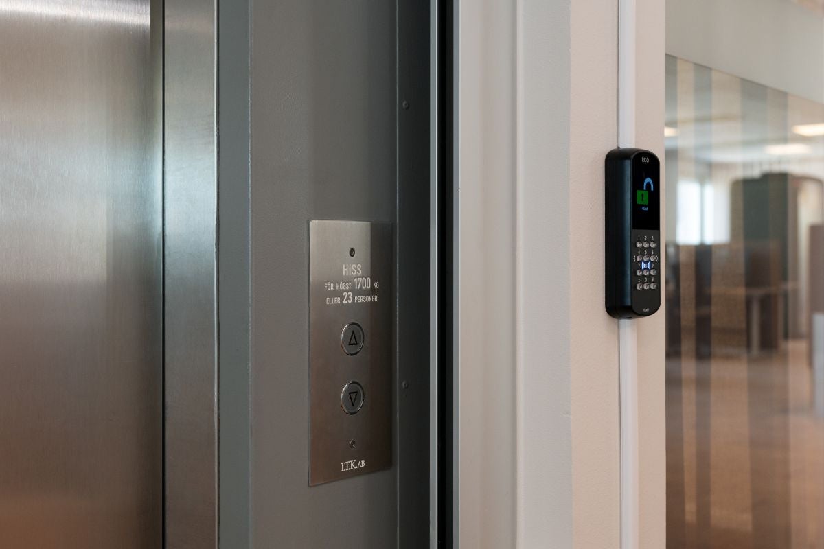 Läsare vid hiss.jpg