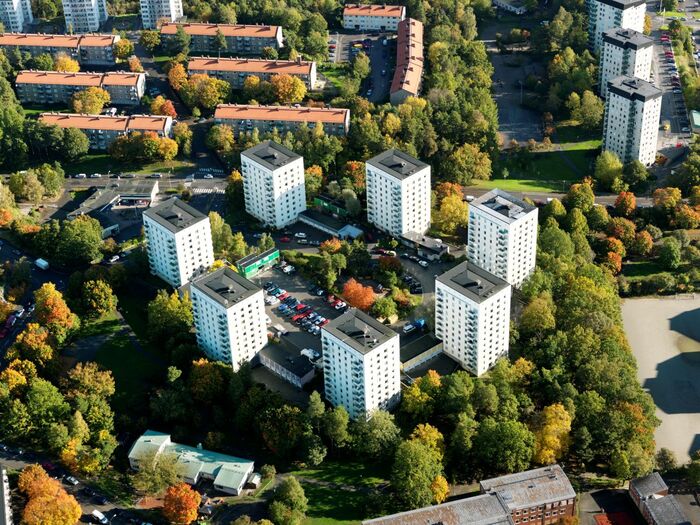 Drönarbild över flerbostadshus.jpg